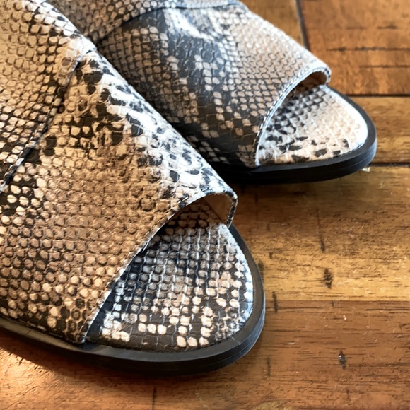NEW Qupid Sz 7.5 Open Toe Snakeskin Side Cut Out Classy Flats Black Tan White - Picture 3 of 7